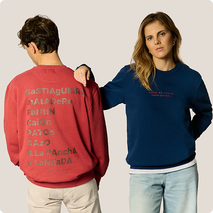 Dos modelos con sendas sudaderas de la marca