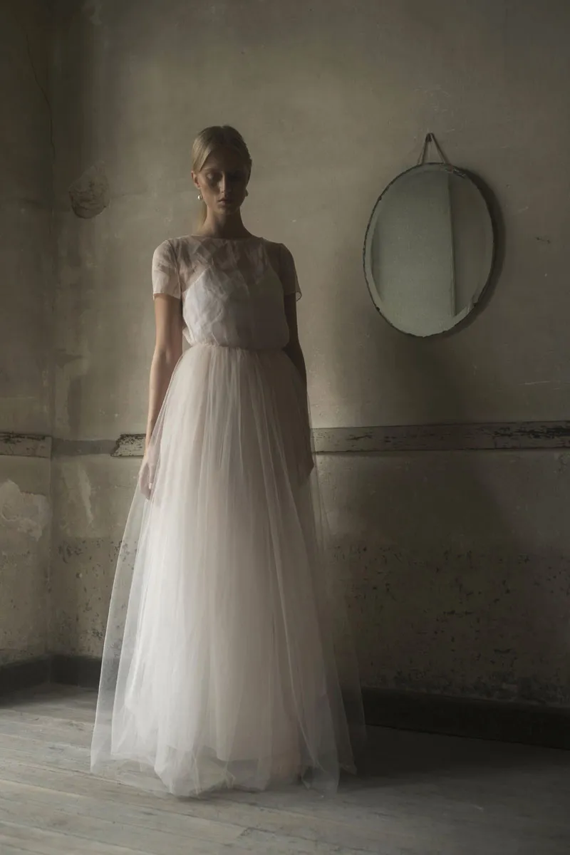 Mujer con vestido blanco vaporoso