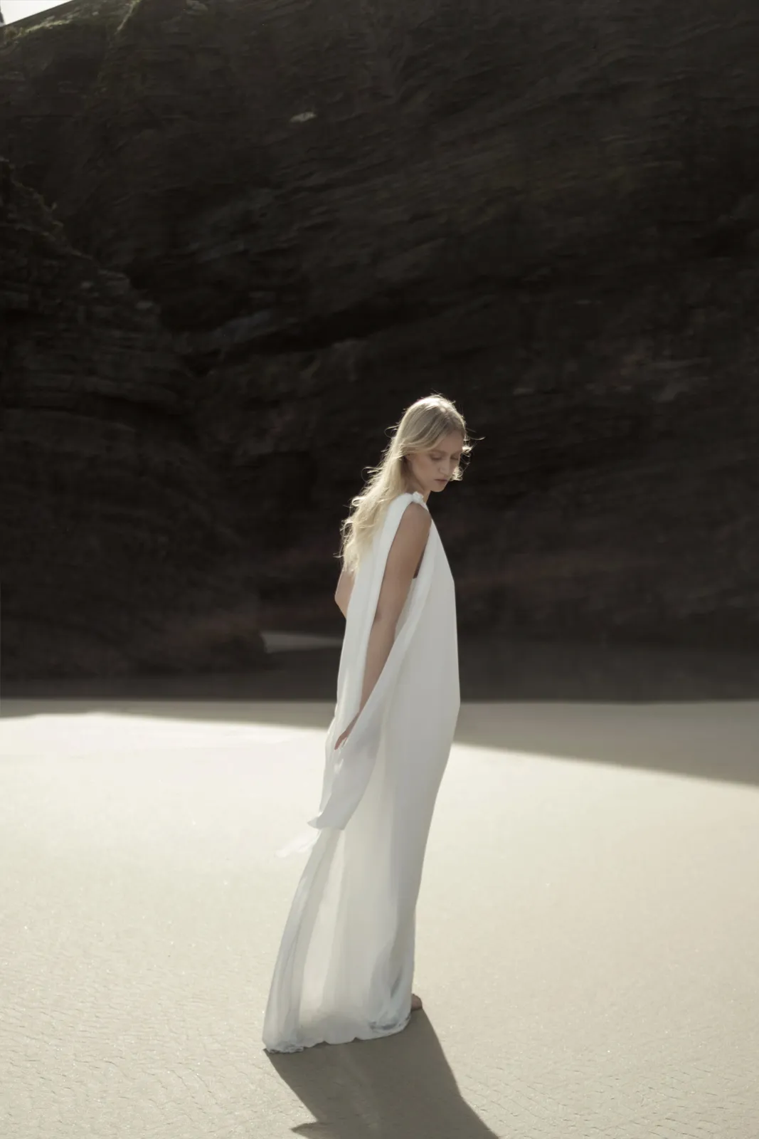 Mujer con vestido blanco largo