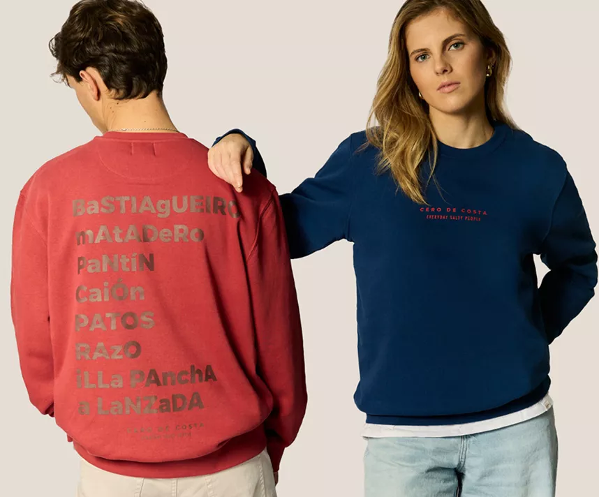 Dos modelos con sendas sudaderas de la marca