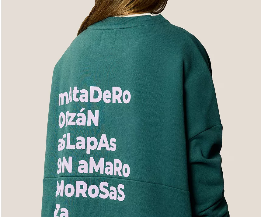 Parte trasera de una sudadera de la marca